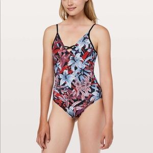 NWT Lululemon Shoreline One Piece $118-Size 6